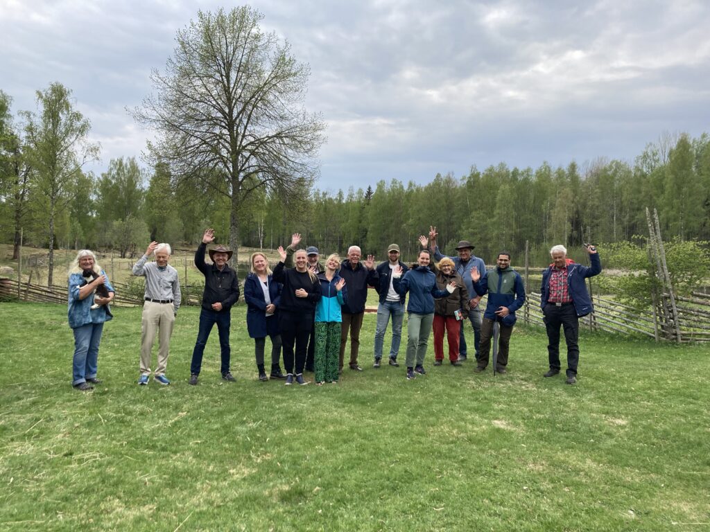 Deltagarna på årsmötet hälsar vid våtmarken i Laddråga